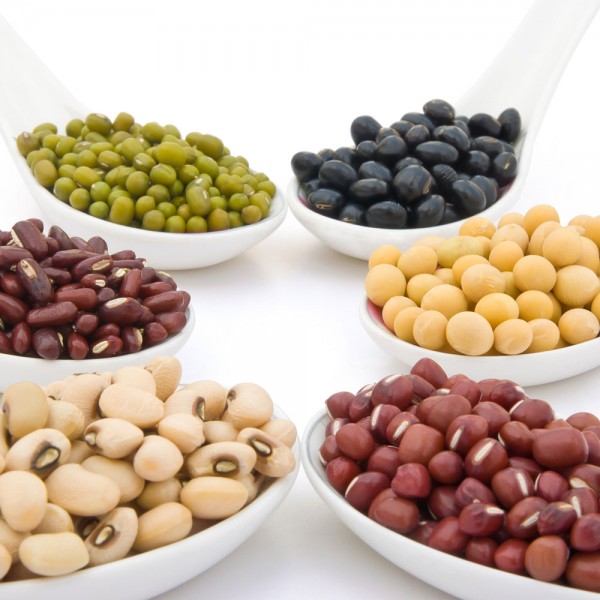 nasiona strączkowe w ceramicznych łyżkach
