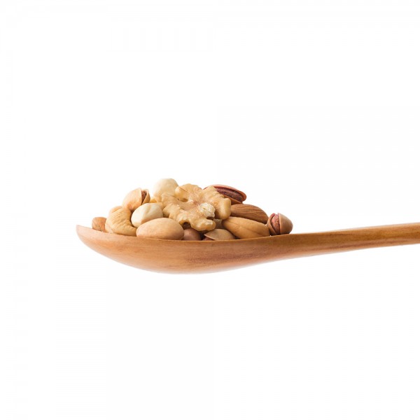 mieszanka orzechów na drewnianej łyżce