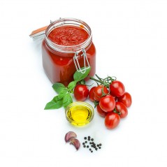 pomidorki bazylia oliwa czosnek pieprz obok otwartego słoika sosu pomidorowego