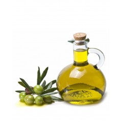 świeże oliwki obok oliwy z oliwek w butelce 2